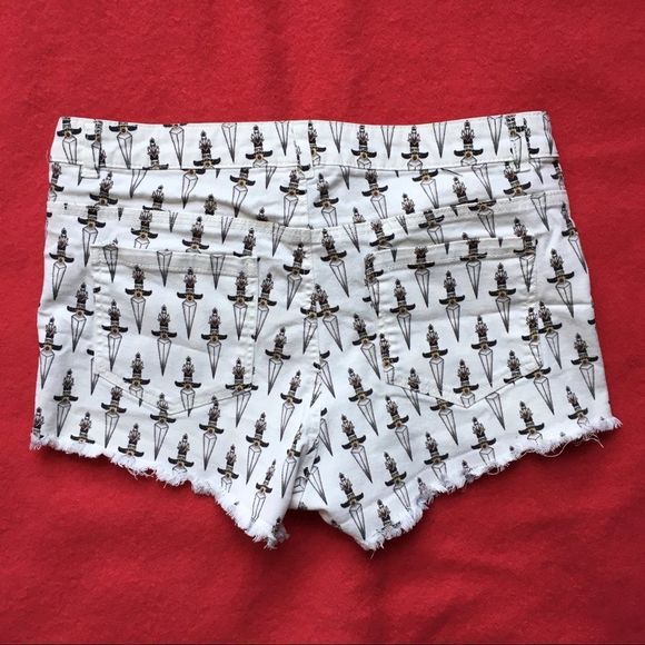 H&M shorts cutoff denim high waisted jean shorts with dagger knife print size 12 - Picture 4 of 14